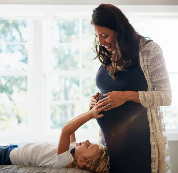 Schlafzimmer Schwangere Und Kind Berühren Fühlen Oder Massieren Den Bauch — Stockfoto
