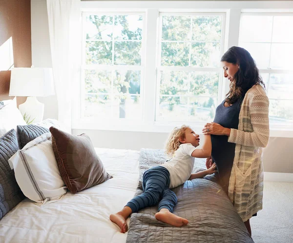 Feliz Dormitorio Familiar Embarazo Mujer Niño Toque Estómago Para Comprobar —  Fotos de Stock