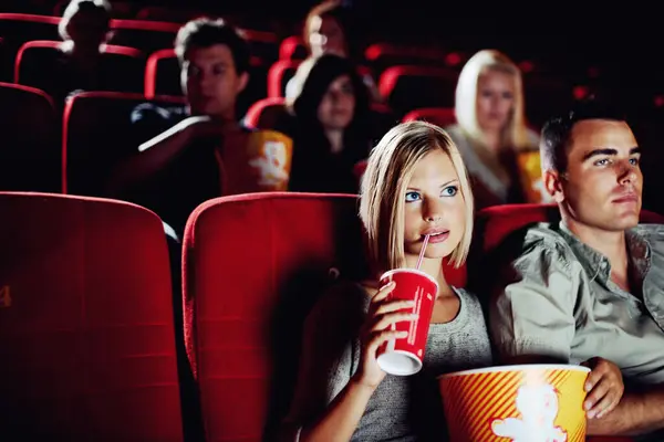 Sitz Popcorn Und Ein Paar Kino Das Sich Bei Einem lizenzfreie Stockbilder