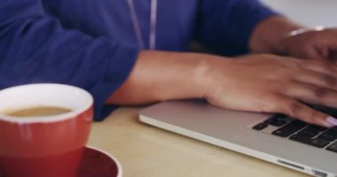 Kahve, masa ve eller uzaktan çalışma, bağlantı ya da e-posta için bir kafede dizüstü bilgisayarda yazı yazıyor. İletişim, restoran ve bir kişi, girişimci veya blogu için bilgisayar ve latte kullanan serbest çalışan.