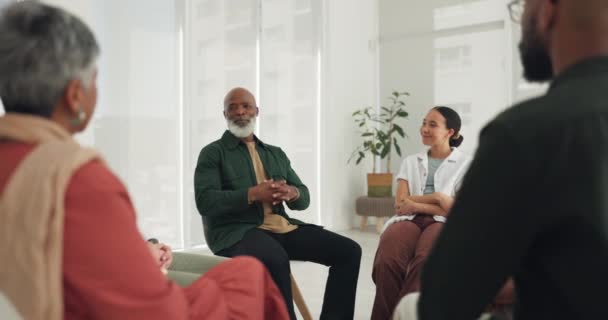 Zwarte Man Psychologie Therapie Bijeenkomst Cirkel Voor Welzijn Met Geestelijke — Stockvideo