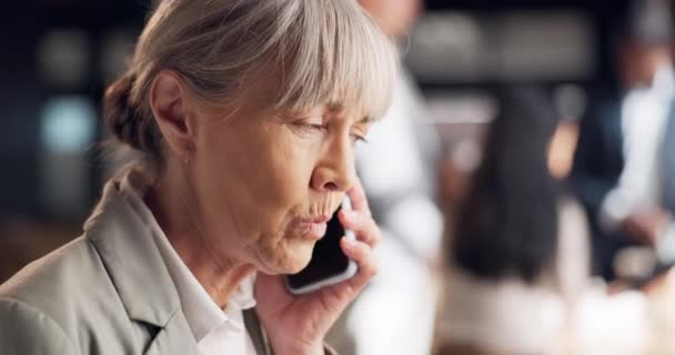 Телефонный Звонок Бизнес Пожилая Женщина Офисных Сетях Планирование B2B Переговоры — стоковое видео