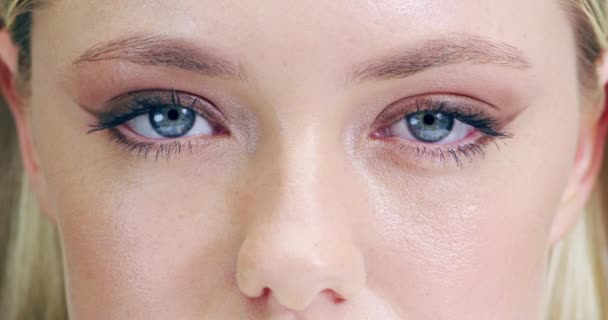 Modrá Oči Zrak Krása Ženou Obličejem Kontaktní Čočky Péče Oči — Stock video