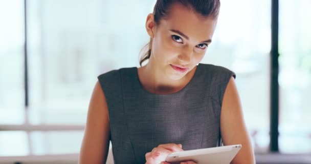 ビジネス女性 研究を計画するためのオフィスの顔とタブレット 情報とアップデートソフトウェア エージェンシーのアプリとのデジタルネットワーク ソーシャルメディア ウェブサイト接続の労働者の肖像 — ストック動画