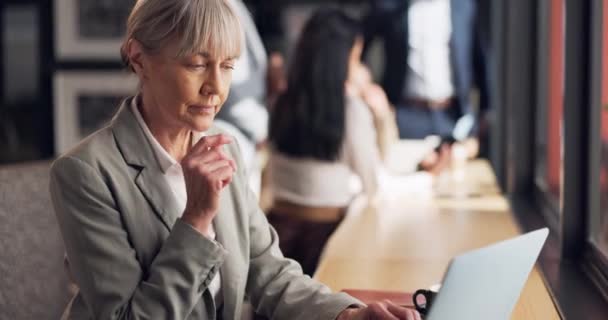 Café Negocio Pensamiento Con Mujer Laptop Conexión Con Planificación Solución — Vídeo de stock