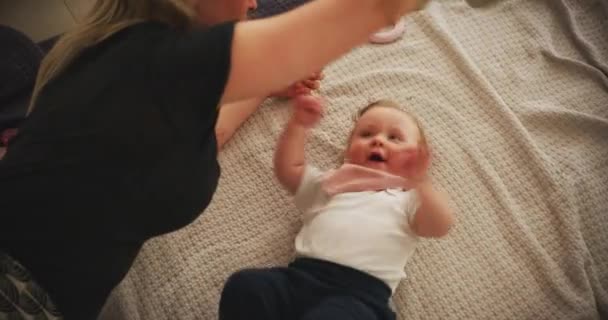 Jugar Feliz Bebé Con Madre Hogar Para Cuidado Vínculo Juntos — Vídeo de stock