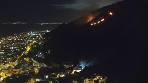 Incendio Montaña Ciudad Noche Con Llamas Peligro Dron Con Riesgo — Vídeo de stock