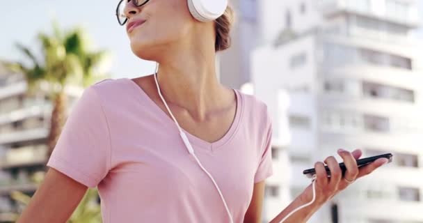 Musik Headphone Dan Wanita Smartphone Kota Pada Musim Panas Untuk — Stok Video