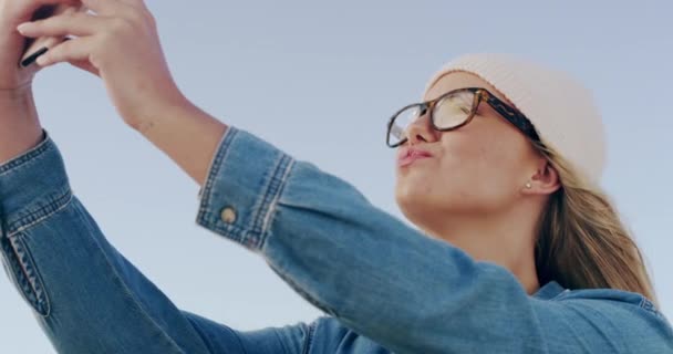 Kadın Selfie Gözlüklü Açık Hava Öpüşmek Postayla Mutlu Olmak Web — Stok video