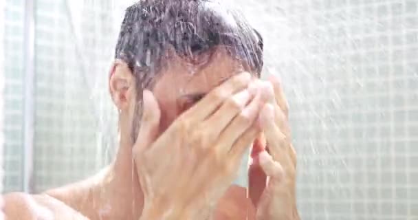 Hombre Ducha Cara Con Agua Salpicada Limpieza Lavado Higiene Para — Vídeo de stock