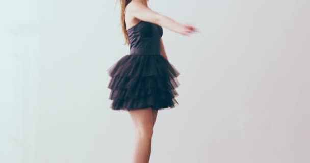 Visage Danse Femme Avec Ballerine Créativité Performance Sur Fond Studio — Video
