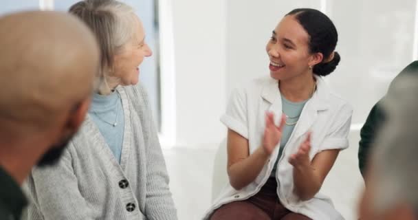 治疗师 老年妇女和团体对社区康复进程 成就或里程碑的支持 掌声和称赞 老年瘾君子Aa成功的心理学家 同理心和团体掌声 — 图库视频影像