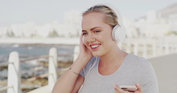 Pantai Headphone Dan Wanita Kebugaran Bernyanyi Untuk Musik Luar Ruangan — Stok Video