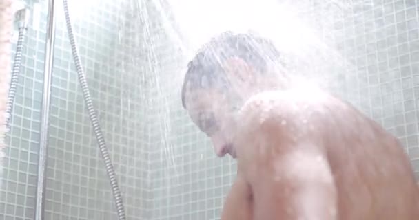 Muž Sprcha Voda Stříkající Pro Hygienu Při Čištění Mytí Nebo — Stock video