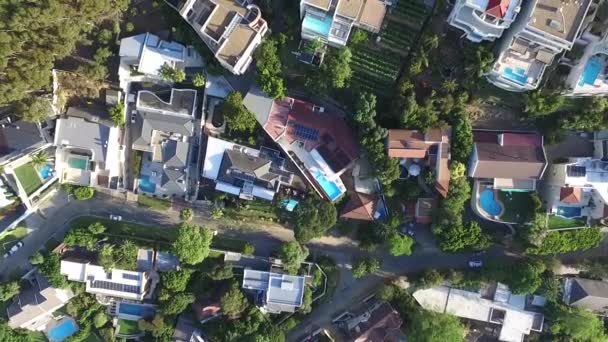 Drone Aéreo Propriedade Edifícios Por Montanha Para Arquitetura Com Rua — Vídeo de Stock