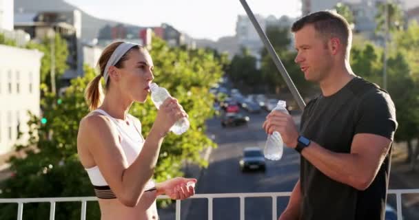 Couple Fitness Eau Potable Ville Pendant Pause Après Travail Entraînement — Video
