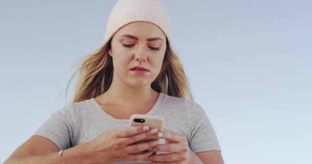 Žena Telefon Venkovní Pro Žvýkání Žvýkačky Čtení Textování Úsměvem Myšlení — Stock video