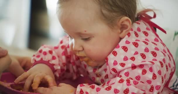 Anne Eli Bebek Yiyeceği Kahvaltıyı Beslemek Için Sağlıklı Beslenme Için — Stok video