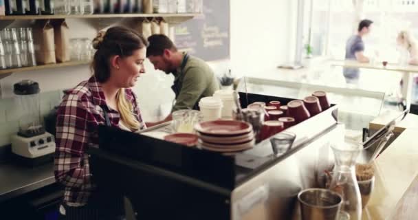 コーヒーショップの顧客 バリスタのチームワーク またはカフェサービスの朝のカフェイン飲料 ラテまたはエスプレッソを提供するチーム ダイナーコラボレーション レストランの販売 または顧客にカプチーノドリンクを提供する人 — ストック動画