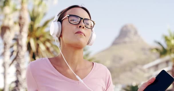 Música Auriculares Mujer Feliz Teléfono Ciudad Verano Para Libertad Aire — Vídeos de Stock
