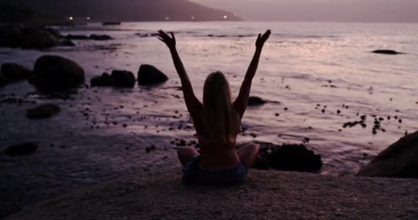Playa Meditación Espalda Mujer Estirándose Postura Yoga Para Salud Mental — Vídeo de stock