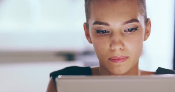 Kvinde Læse Skrive Med Tablet Til Forskning Gennemgang Eller Sociale – Stock-video