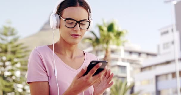 Musik Headphone Dan Wanita Dengan Telepon Kota Musim Panas Untuk — Stok Video