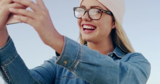 Kobieta Selfie Odkryty Okularach Pocałunek Podekscytowany Post Blog Internetowy Wiatr — Wideo stockowe