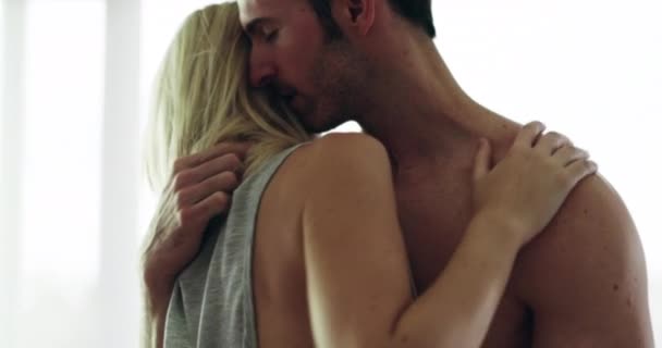 Csók Intimitás Férfival Hálószobában Romantika Érintés Vagy Csábító Emberek Fehérneműben — Stock videók