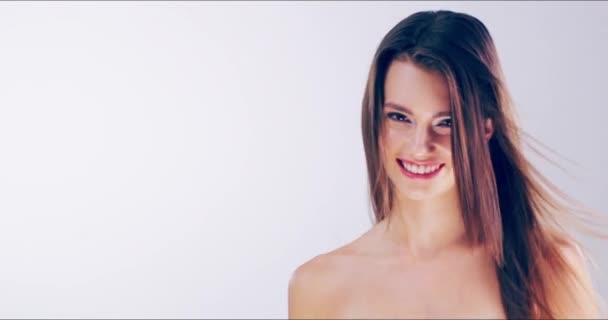 Portrét Vlasy Vítr Žena Krásou Kosmetikou Textura Růst Izolované Bílém — Stock video