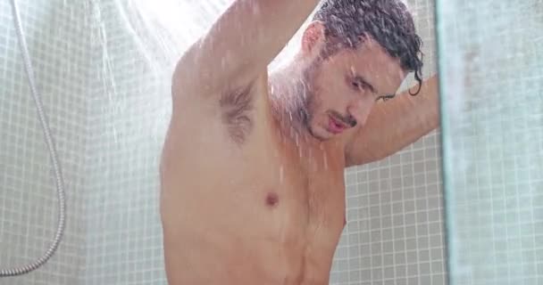Mężczyzna Prysznic Woda Splash Relaks Sprzątanie Lub Pranie Wellness Lub — Wideo stockowe