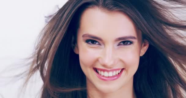 Güzel Yüzü Saçları Rüzgarlı Sağlıklı Saç Stili Yüz Makyajından Dolayı — Stok video