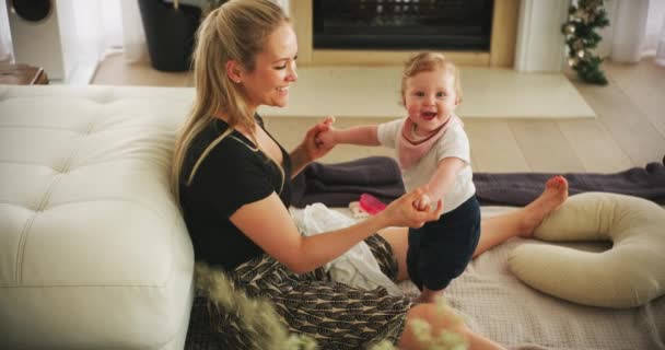 Παίζοντας Κρατώντας Χέρια Μαμά Μωρό Στο Σπίτι Για Φροντίδα Δεθούν — Αρχείο Βίντεο