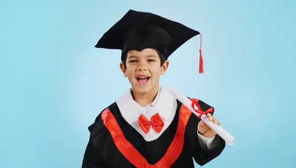 Graduado Niño Celebración Con Retrato Felicidad Estudio Sobre Fondo Azul —  Fotos de Stock