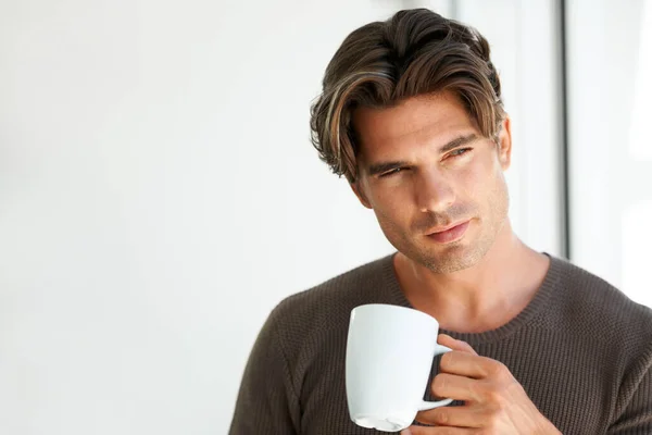 Kaffee Nachdenklicher Und Gutaussehender Mann Der Wohnung Mit Gedächtnis Vision — Stockfoto