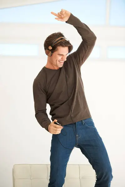Dança Fones Ouvido Homem Com Telefone Casa Para Celebrar Liberdade — Fotografia de Stock