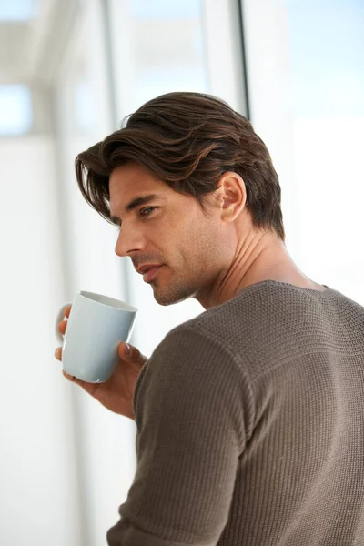 记忆和在公寓里的年轻人 具有思考 远见或反思的面部表情 与拿铁咖啡 卡布奇诺或浓缩咖啡一起在家中畅饮的来自加拿大的英俊 早熟和男性 — 图库照片