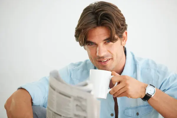Gazeta Kawa Portret Mężczyzny Czytającego Informacje Relaksującego Się Weekend Rano — Zdjęcie stockowe