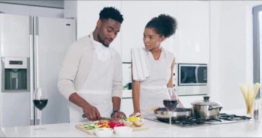 Yemek, yemek pişirme ve evlerinin mutfağında birlikte beslenme, beslenme ve beslenme için konuşan siyah bir çift. Yemek tarifi hakkında konuşan bir erkek ve kadınla aşk, sağlık ya da planlama..