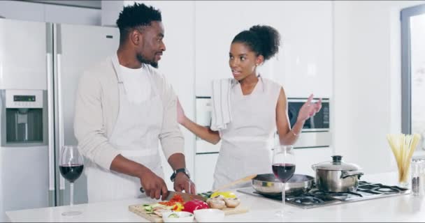 欲求不満 そしてレシピについての議論で自宅のキッチンで料理する黒人のカップル 栄養についての意見の相違で怒っている男性と女性の食べ物 ストレスまたは問題 — ストック動画