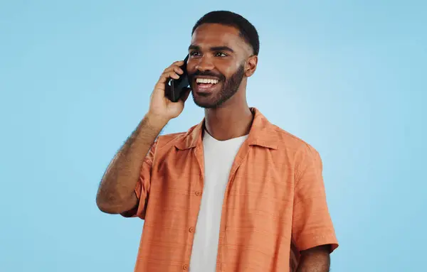 Telefon Görüşmesi Komik Siyah Bir Adamın Konuşması Konuşma Espri Stüdyosunda — Stok fotoğraf