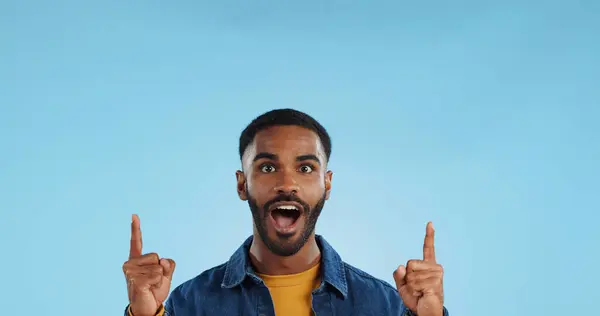 Hombre Feliz Señalando Anuncio Noticias Con Retrato Estudio Emoji Sorpresa —  Fotos de Stock