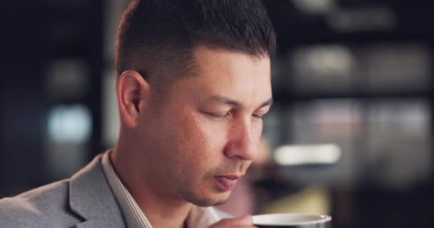 カフェ ビジネス コーヒー ランチ 起業家 コンサルタントでリラックス エスプレッソ レストランで従業員と一緒に 飲み物や落ち着いた — ストック動画