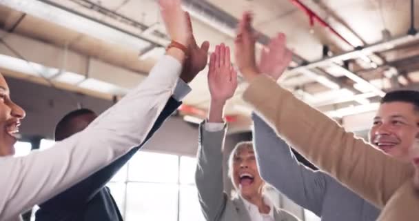 オフィスで企業の勝利で拍手 お祝い ミッションを持つチームのハンド ビジネスマン 目標達成のためのコラボレーション 労働力 チアリングによる成功 サポート — ストック動画