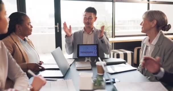 Aplausos Empresários Homem Com Tablet Gráficos Relatório Financeiro Com Conexão — Vídeo de Stock