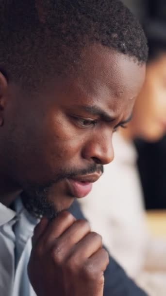 Estrés Pensamiento Hombre Negro Oficina Con Retroalimentación Resultados Informe Progreso — Vídeo de stock
