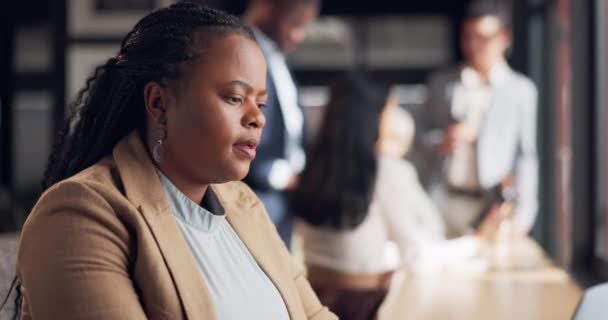 コワーキングスペースの研究 アイデア インスピレーションのためのオフィスの思考 ビジネス 黒人女性 インターネット コミュニケーション レポート フィードバック レビューのためのアイデア — ストック動画