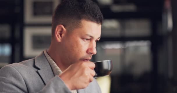 コーヒー ビジネスマンは オフィスでマグカップでエスプレッソ飲料を飲んで 計画しています ティーカップ アイデアを持つプロフェッショナルで真剣な人 企業会社でのブレインストーミングとビジョン — ストック動画