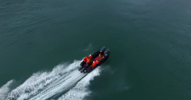 Швидкісний Човен Подорожі Хвилі Морі Від Безпілотника Водою Фоном Повітряним — стокове відео
