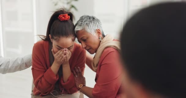 Ludzie Kobiety Terapia Wsparciem Płacz Konsultacja Stresem Emocjami Lub Depresją — Wideo stockowe